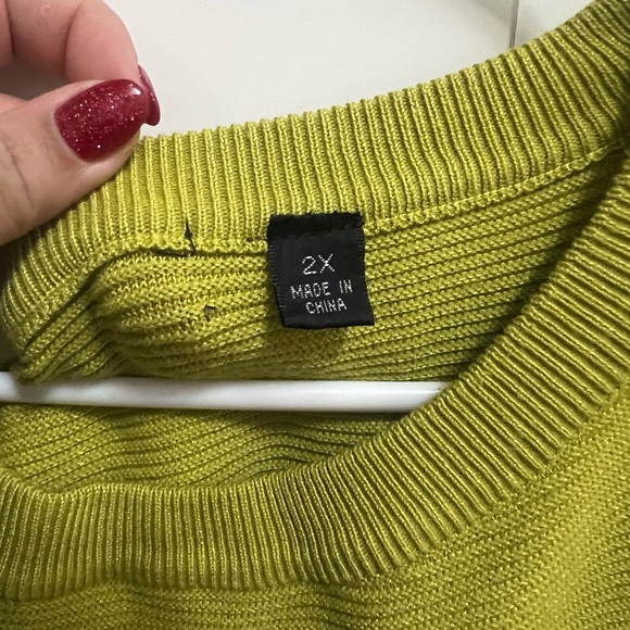 Green sweater - Picture 2 of 2